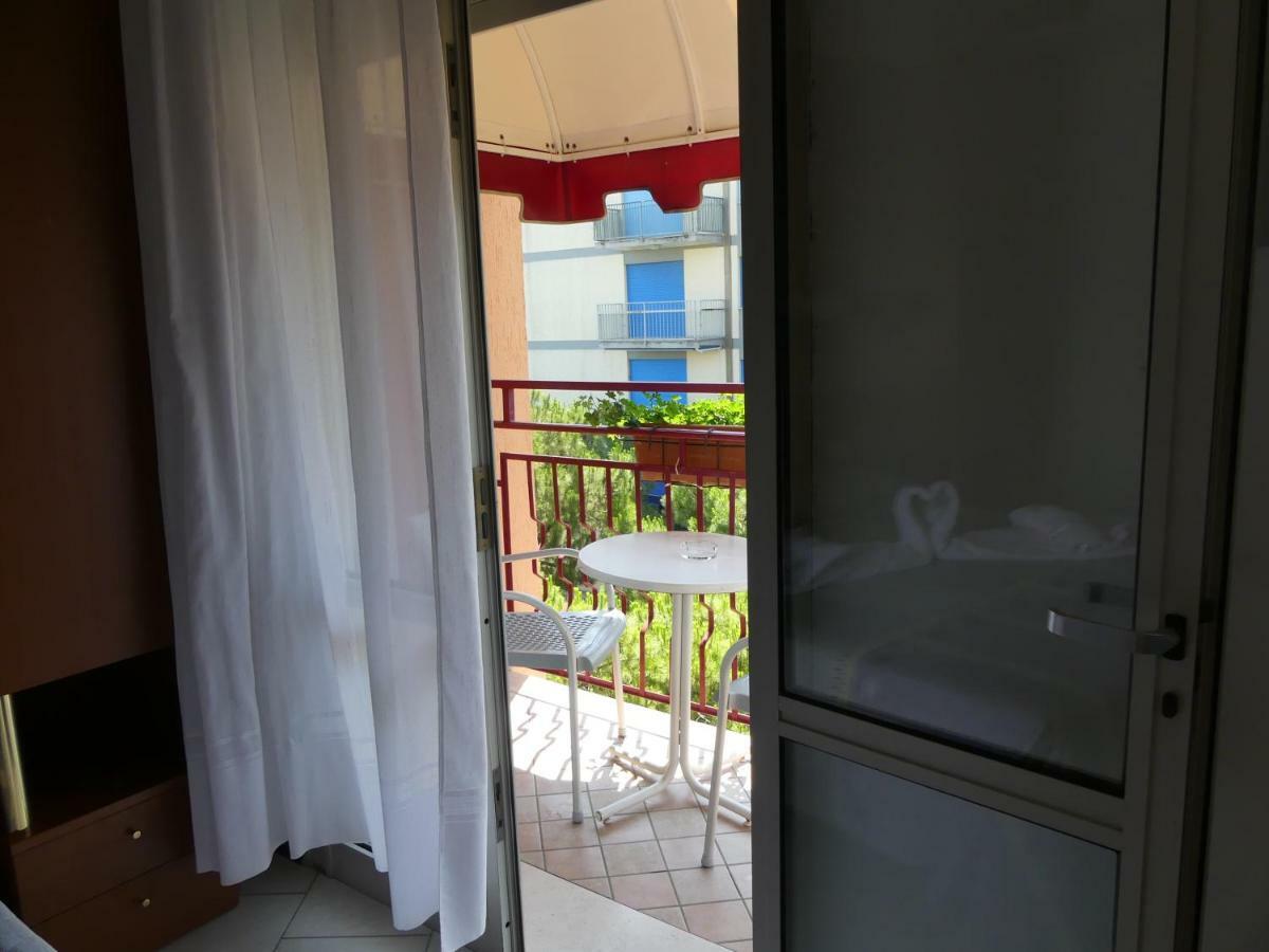 Hotel Madison Lido di Jesolo Bagian luar foto